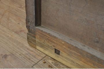 アンティーク建具　時を経た風合いが魅力的な升目(マス目)格子のくぐり戸1枚(きつね格子、狐格子、蔵戸、玄関戸、引き戸)(R-080202)
