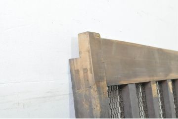 アンティーク建具　時を経た風合いが魅力的な升目(マス目)格子のくぐり戸1枚(きつね格子、狐格子、蔵戸、玄関戸、引き戸)(R-080202)