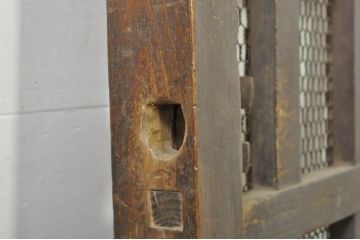アンティーク建具　時を経た風合いが魅力的な升目(マス目)格子のくぐり戸1枚(きつね格子、狐格子、蔵戸、玄関戸、引き戸)(R-080202)