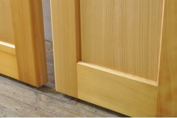中古　美品　特注　高級品!!　総檜(ヒノキ)材　職人手作りの背の高い折れ戸1対2枚セット(建具、木製扉)(R-080203)