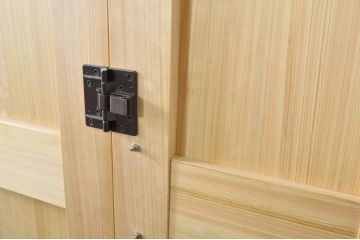 中古　美品　特注　高級品!!　総檜(ヒノキ)材　職人手作りの背の高い折れ戸1対2枚セット(建具、木製扉)(R-080203)