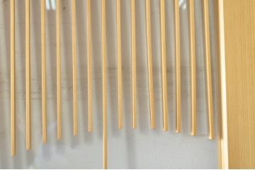 中古　美品　ペットドア付き　ひょうたんのデザインがアクセントの背の高い格子入りアクリル戸2枚セット(格子戸、引き戸、ガラス戸、建具)(R-080206)