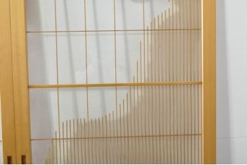 中古　美品　ペットドア付き　ひょうたんのデザインがアクセントの背の高い格子入りアクリル戸2枚セット(格子戸、引き戸、ガラス戸、建具)(R-080206)