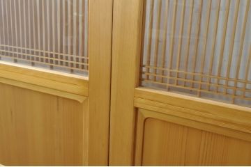 中古　美品　ペットドア付き　ひょうたんのデザインがアクセントの背の高い格子入りアクリル戸2枚セット(格子戸、引き戸、ガラス戸、建具)(R-080206)