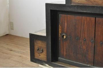 和製アンティーク　明治期　黒色の縁がモダンな雰囲気を感じさせる二段重ね階段箪笥(引き出し、収納箪笥、和たんす、時代箪笥)(R-080217)