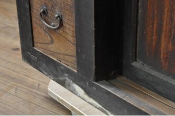 和製アンティーク　明治期　黒色の縁がモダンな雰囲気を感じさせる二段重ね階段箪笥(引き出し、収納箪笥、和たんす、時代箪笥)(R-080217)