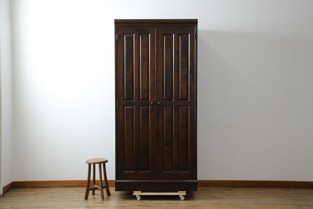 中古　美品　希少モデル　北海道民芸家具　濃淡のある木の色味が美しい収納力抜群のワードローブ　(R-080218)