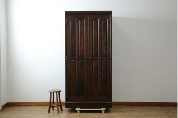中古　美品　希少モデル　北海道民芸家具　濃淡のある木の色味が美しい収納力抜群のワードローブ　(R-080218)