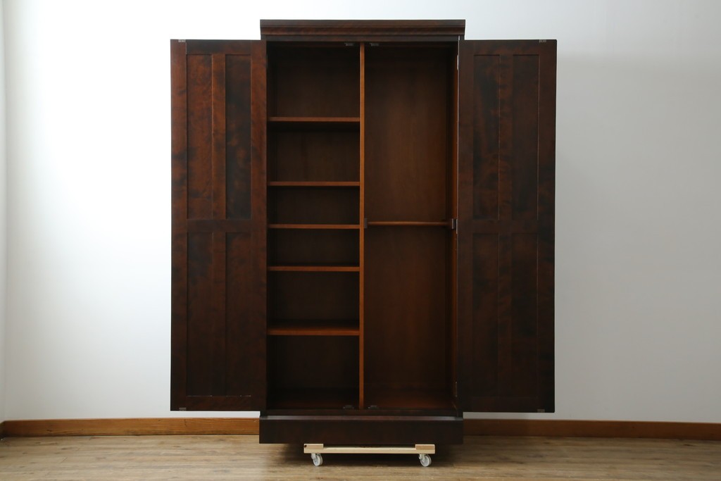 中古　美品　希少モデル　北海道民芸家具　濃淡のある木の色味が美しい収納力抜群のワードローブ　(R-080218)