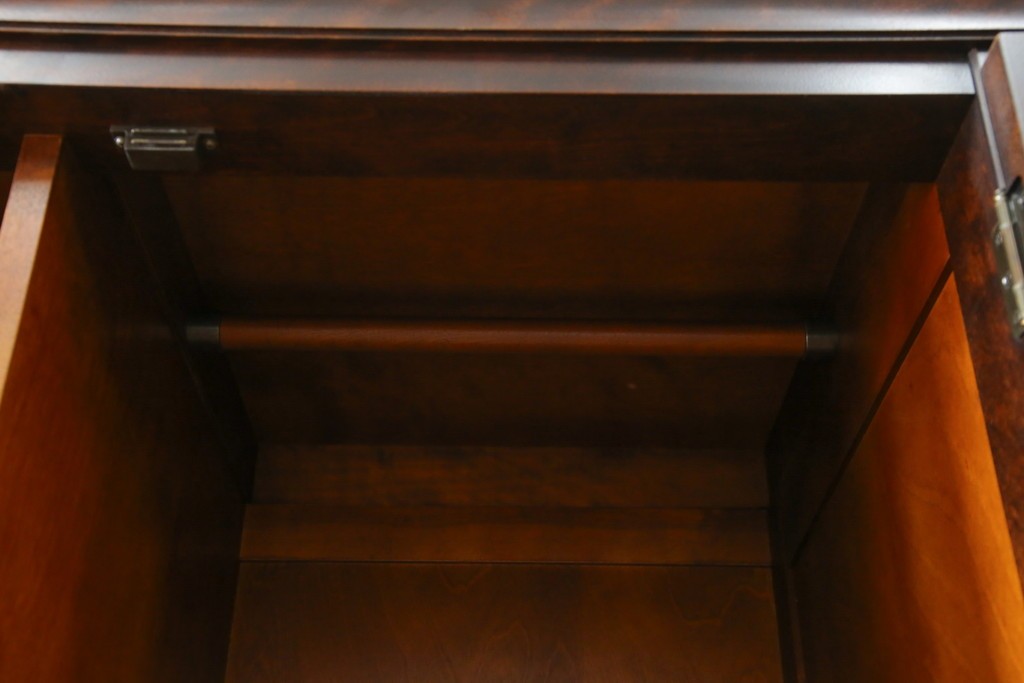 中古　美品　希少モデル　北海道民芸家具　濃淡のある木の色味が美しい収納力抜群のワードローブ　(R-080218)