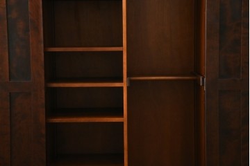 中古　美品　希少モデル　北海道民芸家具　濃淡のある木の色味が美しい収納力抜群のワードローブ　(R-080218)