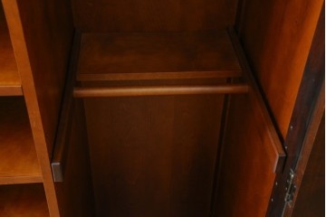 中古　美品　希少モデル　北海道民芸家具　濃淡のある木の色味が美しい収納力抜群のワードローブ　(R-080218)