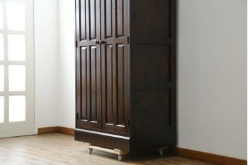 中古　美品　希少モデル　北海道民芸家具　濃淡のある木の色味が美しい収納力抜群のワードローブ　(R-080218)