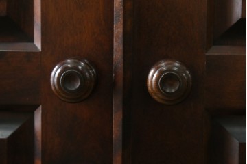 中古　美品　希少モデル　北海道民芸家具　濃淡のある木の色味が美しい収納力抜群のワードローブ　(R-080218)