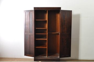 中古　美品　希少モデル　北海道民芸家具　濃淡のある木の色味が美しい収納力抜群のワードローブ(洋服タンス、収納棚、戸棚)(R-080218)
