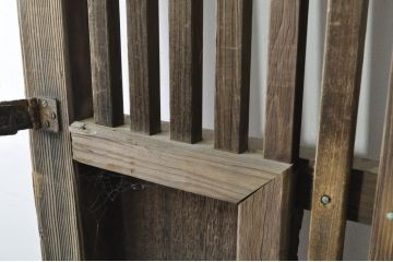 アンティーク建具　松材　時代の流れを感じさせる格子蔵戸1枚(引き戸、玄関戸、格子戸)(R-080220)