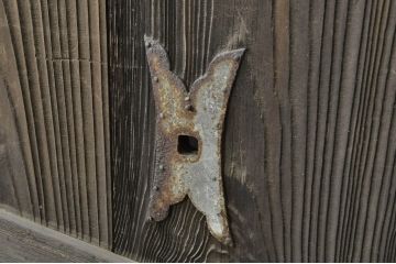 アンティーク建具　松材　時代の流れを感じさせる格子蔵戸1枚(引き戸、玄関戸、格子戸)(R-080220)