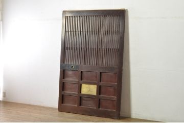 アンティーク建具　富山産　ガラス入り　キレイな漆塗りで真鍮の彫金が目を惹く格子蔵戸1枚(引き戸、玄関戸、格子戸)(R-080221)