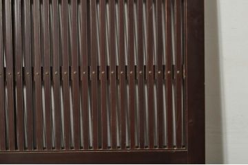 アンティーク建具　富山産　ガラス入り　キレイな漆塗りで真鍮の彫金が目を惹く格子蔵戸1枚(引き戸、玄関戸、格子戸)(R-080221)