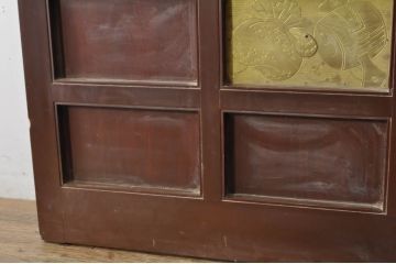 アンティーク建具　富山産　ガラス入り　キレイな漆塗りで真鍮の彫金が目を惹く格子蔵戸1枚(引き戸、玄関戸、格子戸)(R-080221)