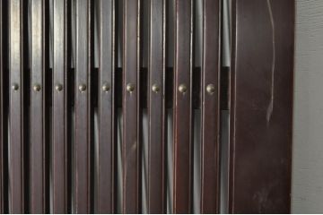 アンティーク建具　富山産　ガラス入り　キレイな漆塗りで真鍮の彫金が目を惹く格子蔵戸1枚(引き戸、玄関戸、格子戸)(R-080221)