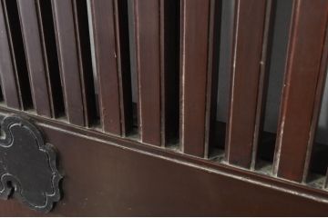 アンティーク建具　富山産　ガラス入り　キレイな漆塗りで真鍮の彫金が目を惹く格子蔵戸1枚(引き戸、玄関戸、格子戸)(R-080221)