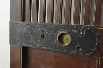 アンティーク建具　富山産　ガラス入り　キレイな漆塗りで真鍮の彫金が目を惹く格子蔵戸1枚(引き戸、玄関戸、格子戸)(R-080221)