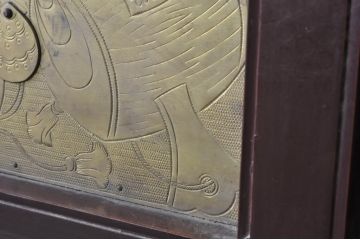 アンティーク建具　富山産　ガラス入り　キレイな漆塗りで真鍮の彫金が目を惹く格子蔵戸1枚(引き戸、玄関戸、格子戸)(R-080221)
