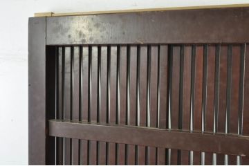 アンティーク建具　富山産　ガラス入り　キレイな漆塗りで真鍮の彫金が目を惹く格子蔵戸1枚(引き戸、玄関戸、格子戸)(R-080221)