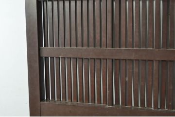 アンティーク建具　富山産　ガラス入り　キレイな漆塗りで真鍮の彫金が目を惹く格子蔵戸1枚(引き戸、玄関戸、格子戸)(R-080221)