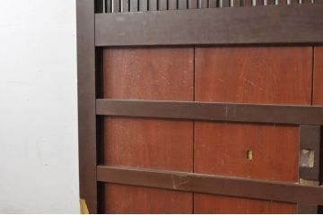 アンティーク建具　富山産　ガラス入り　キレイな漆塗りで真鍮の彫金が目を惹く格子蔵戸1枚(引き戸、玄関戸、格子戸)(R-080221)