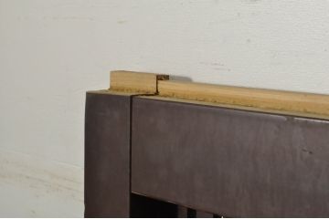 アンティーク建具　富山産　ガラス入り　キレイな漆塗りで真鍮の彫金が目を惹く格子蔵戸1枚(引き戸、玄関戸、格子戸)(R-080221)