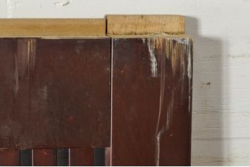 アンティーク建具　富山産　ガラス入り　キレイな漆塗りで真鍮の彫金が目を惹く格子蔵戸1枚(引き戸、玄関戸、格子戸)(R-080221)