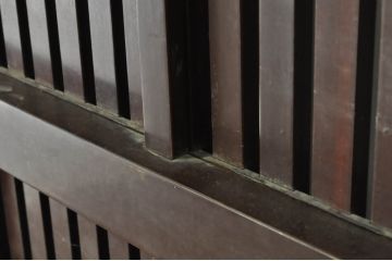アンティーク建具　富山産　ガラス入り　キレイな漆塗りで真鍮の彫金が目を惹く格子蔵戸1枚(引き戸、玄関戸、格子戸)(R-080221)
