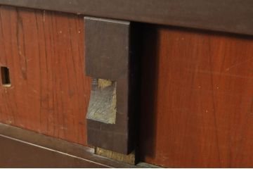 アンティーク建具　富山産　ガラス入り　キレイな漆塗りで真鍮の彫金が目を惹く格子蔵戸1枚(引き戸、玄関戸、格子戸)(R-080221)