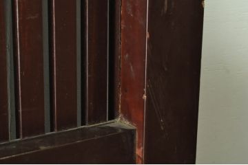 アンティーク建具　富山産　ガラス入り　キレイな漆塗りで真鍮の彫金が目を惹く格子蔵戸1枚(引き戸、玄関戸、格子戸)(R-080221)