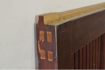 アンティーク建具　富山産　ガラス入り　キレイな漆塗りで真鍮の彫金が目を惹く格子蔵戸1枚(引き戸、玄関戸、格子戸)(R-080221)
