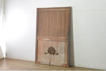 アンティーク建具　総欅(ケヤキ)材　巾着をモチーフにした金具が目を引く格子蔵戸1枚(引き戸、玄関戸、格子戸)(R-080222)