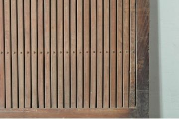 アンティーク建具　総欅(ケヤキ)材　巾着をモチーフにした金具が目を引く格子蔵戸1枚(引き戸、玄関戸、格子戸)(R-080222)
