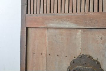 アンティーク建具　総欅(ケヤキ)材　巾着をモチーフにした金具が目を引く格子蔵戸1枚(引き戸、玄関戸、格子戸)(R-080222)