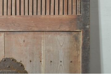 アンティーク建具　総欅(ケヤキ)材　巾着をモチーフにした金具が目を引く格子蔵戸1枚(引き戸、玄関戸、格子戸)(R-080222)