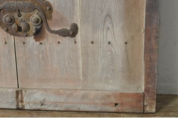 アンティーク建具　総欅(ケヤキ)材　巾着をモチーフにした金具が目を引く格子蔵戸1枚(引き戸、玄関戸、格子戸)(R-080222)