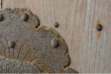 アンティーク建具　総欅(ケヤキ)材　巾着をモチーフにした金具が目を引く格子蔵戸1枚(引き戸、玄関戸、格子戸)(R-080222)