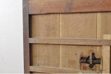 アンティーク建具　総欅(ケヤキ)材　巾着をモチーフにした金具が目を引く格子蔵戸1枚(引き戸、玄関戸、格子戸)(R-080222)
