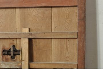 アンティーク建具　総欅(ケヤキ)材　巾着をモチーフにした金具が目を引く格子蔵戸1枚(引き戸、玄関戸、格子戸)(R-080222)