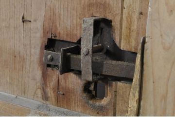 アンティーク建具　総欅(ケヤキ)材　巾着をモチーフにした金具が目を引く格子蔵戸1枚(引き戸、玄関戸、格子戸)(R-080222)