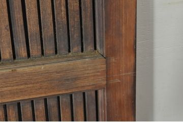 アンティーク建具　上手物!!　うさぎの金具も良いね　厚く背も高い高級な格子蔵戸1枚(引き戸、玄関戸、格子戸)(R-080223)