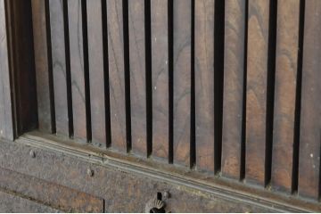 アンティーク建具　上手物!!　うさぎの金具も良いね　厚く背も高い高級な格子蔵戸1枚(引き戸、玄関戸、格子戸)(R-080223)