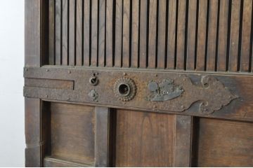 アンティーク建具　上手物!!　うさぎの金具も良いね　厚く背も高い高級な格子蔵戸1枚(引き戸、玄関戸、格子戸)(R-080223)