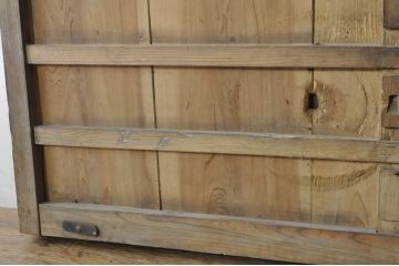 アンティーク建具　上手物!!　うさぎの金具も良いね　厚く背も高い高級な格子蔵戸1枚(引き戸、玄関戸、格子戸)(R-080223)
